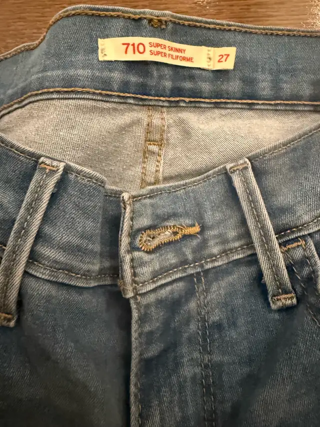 2 pairs of  Levis Jeans bundle in Women's - Bottoms in City of Toronto - Image 4