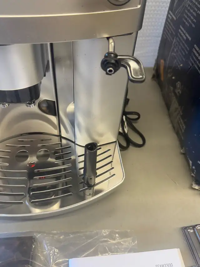 De'Longhi Espresso & Coffee Machine in Coffee Makers in Hamilton - Image 7