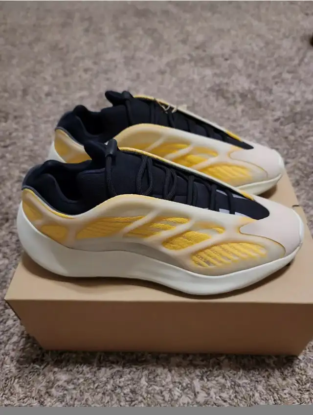 Yeezy 700 v3 Mono Safflower Size 11 Men’s  in Men's Shoes in Hamilton - Image 4