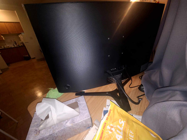 Samsung 27 inch 1800R Curved Monitor 4ms Freesync Super Slim in Monitors in London - Image 3