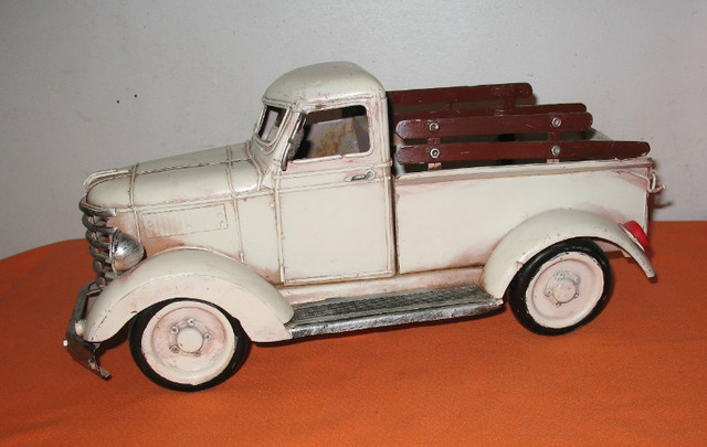 Tin Toy Truck Display Piece Chevy -Dodge -Fargo -Ford 1940s A1 in Arts & Collectibles in Edmonton - Image 3