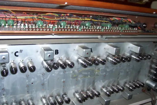 1950S LOWREY DOUBLE KEYBOARD ELECTRIC  ORGAN TUBE TYPE in Pianos & Keyboards in Grand Bend - Image 3