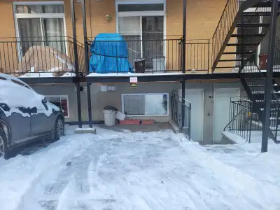 Stationnement dans la ruelle (déneigée cet hiver). À 5 min à pied du métro Jean-Talon. Auto ou VUS....