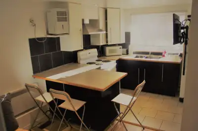 LOGEMENT: entièrement rénové, insonorisé et meublé. Eau chaude, chauffage et internet inclus (et dra...
