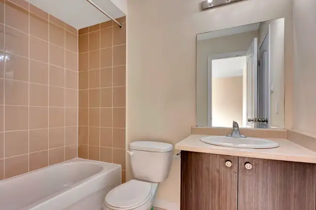 Semi Detached House for sale in Heartland Area Mississauga 3 Bed in Houses for Sale in Mississauga / Peel Region - Image 9