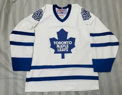 B 8C Here we have a pre owned Toronto maple leafs ccm jersey. In adult size Medium . still in great...