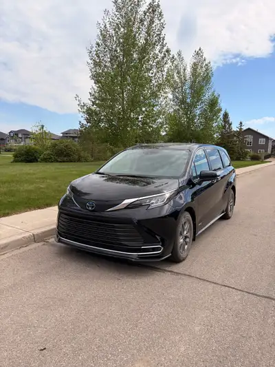 2021 Toyota Sienna XLE, AWD, Hybrid 90,400 kms 7 passenger This vehicle is great for families. The b...