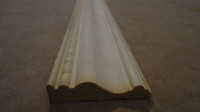 Cadrage de porte avec relief arabesque, en bois blanc / pin blan