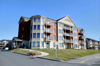 Grand condo style loft 3 1/2, à proximité du quartier Dix30 et du REM. Accès instantané aux autorout...