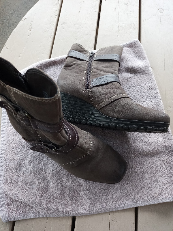 Belles bottes en cuir, légèrement doublées  Gr 8 1/2 dans Femmes - Chaussures  à Granby - Image 2