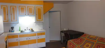 2 1/2 semi-privé à 5 min du métro Jean-Talon dispo en juillet