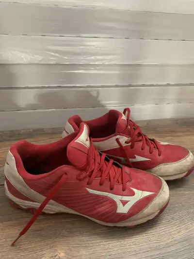 Used for 1 baseball season. Mizuno red baseball cleats men’s size 9.5. Still a lot of life left in t...