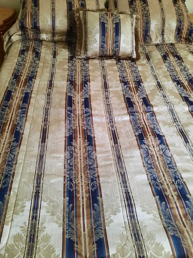 ens. douillette pour lit très grand (king) in Bedding in Gatineau - Image 3