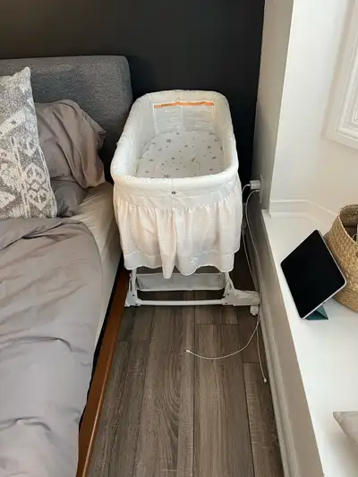 Great shape. Bed is 17” wide Base is 28” wide