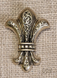 Pendentif cuivre plaqué fleur de lys. Plated copper pendant.