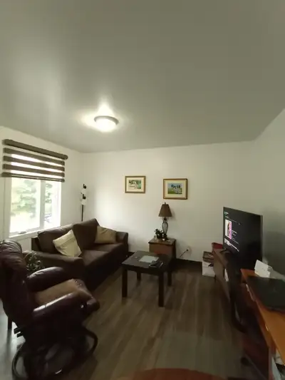 3 1/2 à louer disponible immédiatement Eau chaude incluse Cuisinière, frigidaire, laveuse et sécheus...