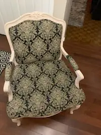 FRENCH PROVINCIAL PARLOR CHAIR IN ABSOLUTE LIKE-NEW CONDITION