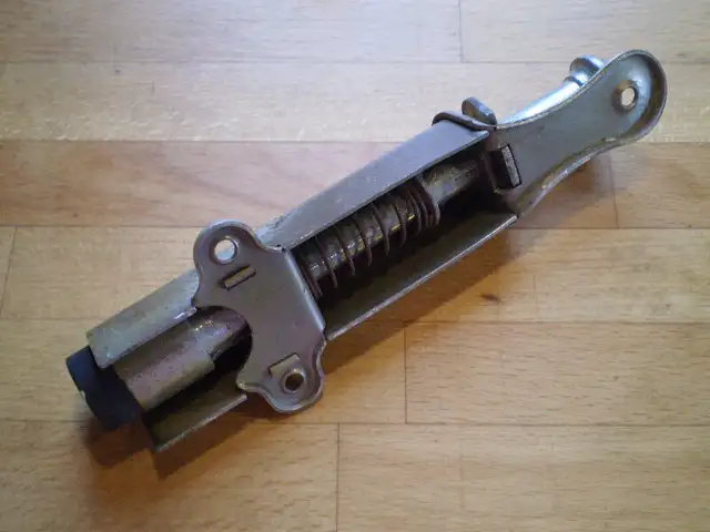 Arrêt de porte 7" Vintage Spring Loaded Step-On Door Holder in Windows, Doors & Trim in City of Montréal - Image 3