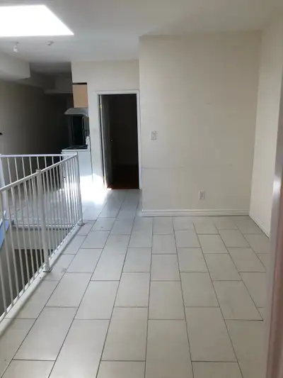Like New 4 bedrooms Spadina Ave & College St