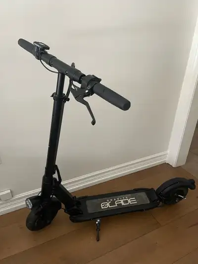 E-Scooter Gravity Blade *Needs new batteries and Charger*, View more