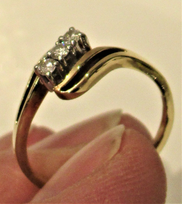 14KT YELLOW GOLD RING WITH 3 DIAMONDS, SIZE 9.5, BOXED in Jewellery & Watches in Hamilton - Image 3