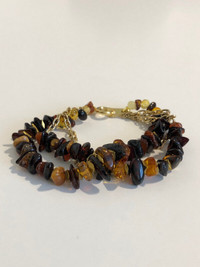 Bracelet with genuine amber beads.