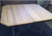 Table ancienne à 6 pattes en bois massif. Dimensions: 54 x 45 po