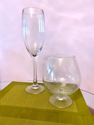 decoration maison ou bar ...deux geant verres en vitre ... ou .. peux etre une pichet cocktail avec...
