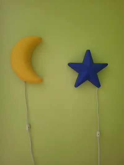 2 veilleuses Ikea. Fonctionne très bien. $5 chacune, peut être vendu séparément. Comptant seulement...