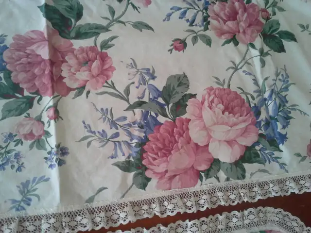 TABLE RUNNERS in Home Décor & Accents in Ottawa - Image 6