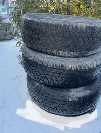 J'offre trois pneus d'hiver Michelin X-Ice Snow de dimension 235/65R16 103T, parfaits pour affronter...