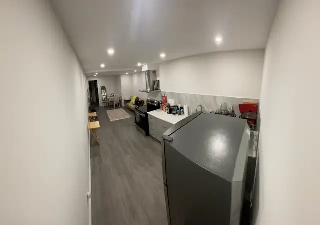 Private Basement Lower Level 1 Bed Room Den Apartment -High Park in Short Term Rentals in City of Toronto - Image 8