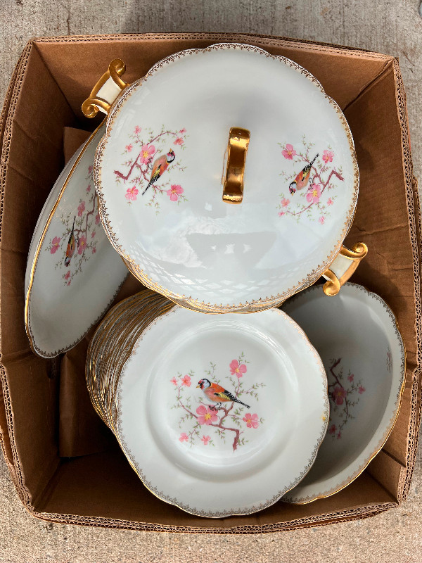 Set de vaisselles  véritable porcelaine CH-R France. 55 pièces dans Art et objets de collection  à Trois-Rivières