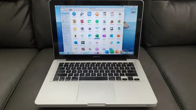 MacBook Pro | Silver in Laptops in City of Montréal - Image 3