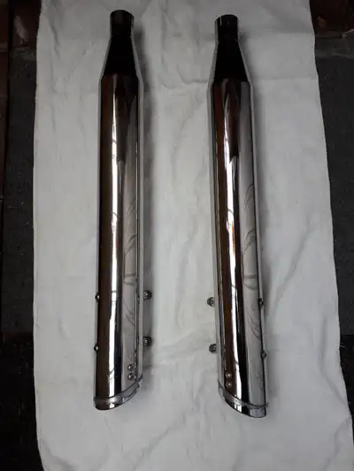 Silencieux pour moto Harley Davidson, en bonne état, on servie que 1 mois, on demande 125$ au 418380...