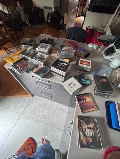 Je vends ma vaste collection de CD, allant de divers genres et artistes. Les CD sont en bon état et...
