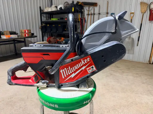 Milwaukee MX FUEL Cut-Off Saw Kit (Saw,4 Batteries,Charger) in Power Tools in Oakville / Halton Region - Image 2
