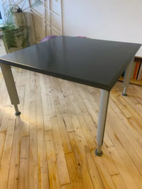 Grande table 48 x 48 po