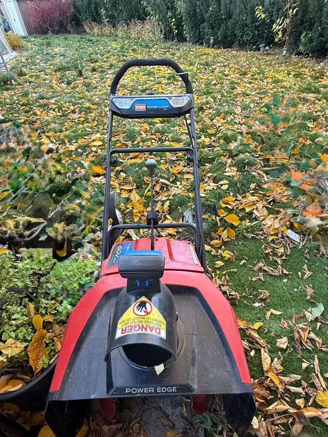 Toro 60V Max 21-inch Power Clear e21 Electric Cordless Snow Blow in Snowblowers in City of Toronto - Image 3