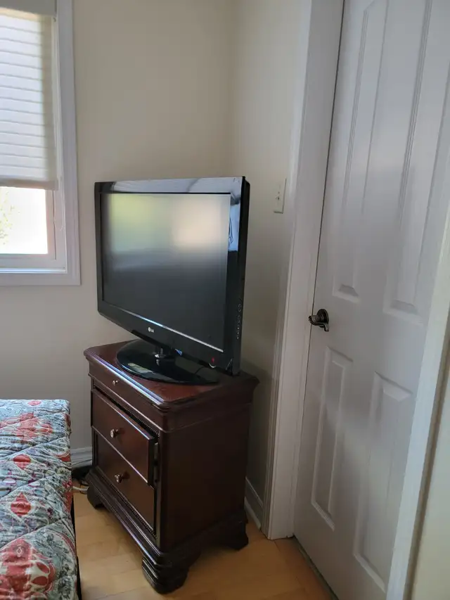 Dark Wood Bedroom Furniture Set in Multi-item in Mississauga / Peel Region - Image 10