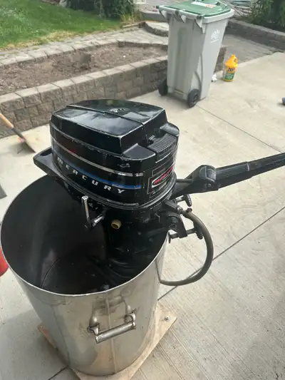 4.5 mercury short leg outboard motor, works excellent, comes with 5 gallon fuel tank. Ready to go!