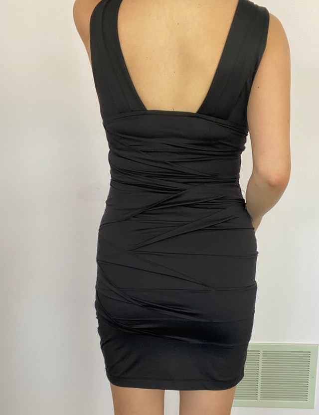 Deep-V Little Black Dress dans Femmes - Robes et jupes  à Ville de Toronto - Image 3