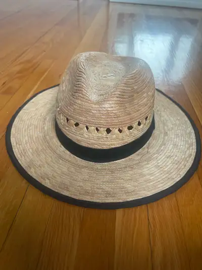 Chapeau d’extérieur , View more