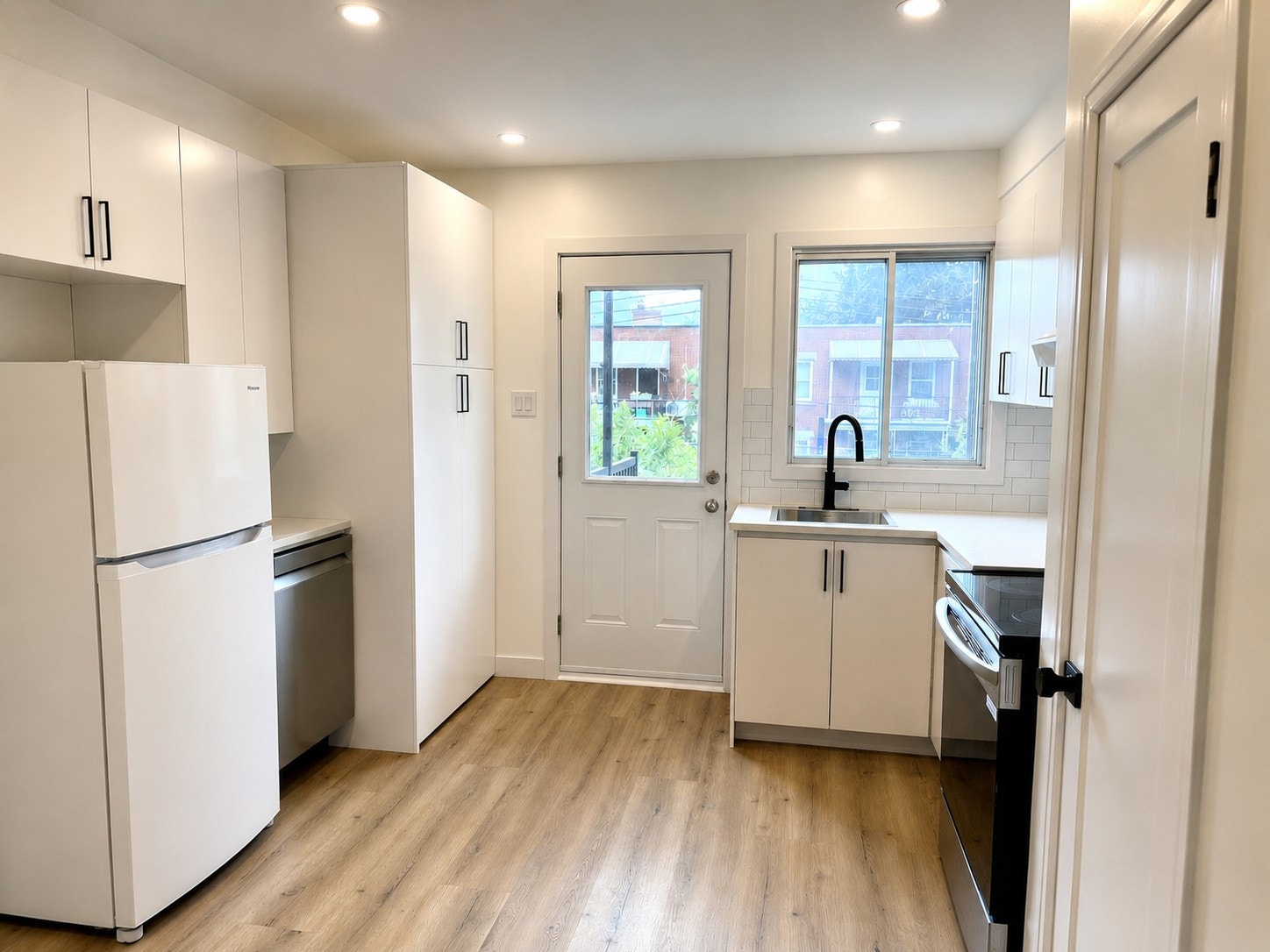 À LOUER / FOR RENT – 4 ½ ENTIÈREMENT RÉNOVÉ / FULLY RENOVATED — photo 2