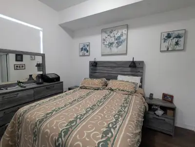 --Central Erin Mills beautiful 1Bed+Den and 1- Bath Condo unit with 10' high Ceiling on 16th floor f...