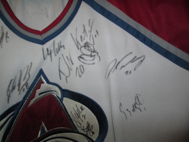 Colorado Avalanche Team Signed Jersey Roy Sakic Forsberg Selanne in Arts & Collectibles in Mississauga / Peel Region - Image 3