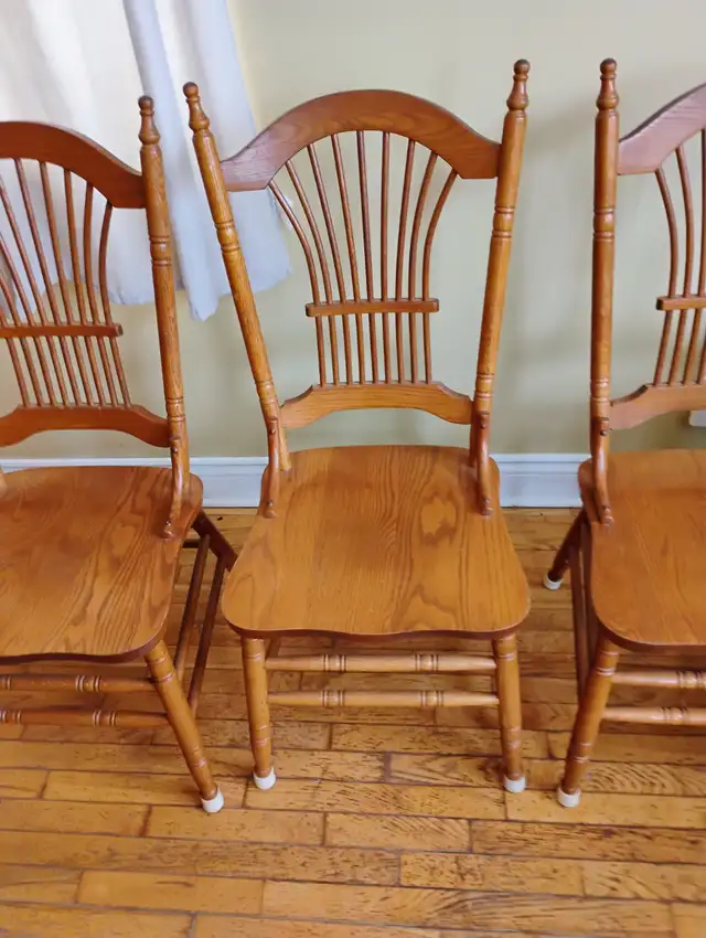 Solid Oak Table & Chairs in Dining Tables & Sets in Cape Breton - Image 3
