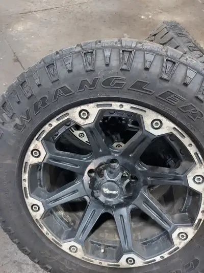4 PNEUS ET MAGS HIVER/ÉTÉ HOMOLOGUE. Pneus Good Year Wrangler Duratrac à vendre. Grandeur LT265/60R1...