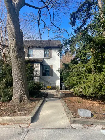 FULL HOUSE 2STY. SEMIDETACHED HOUSE,LEASIDE, REAR ADDITION DEN, LARGE MASTER, LARGE 40' WIDE YARD,3...