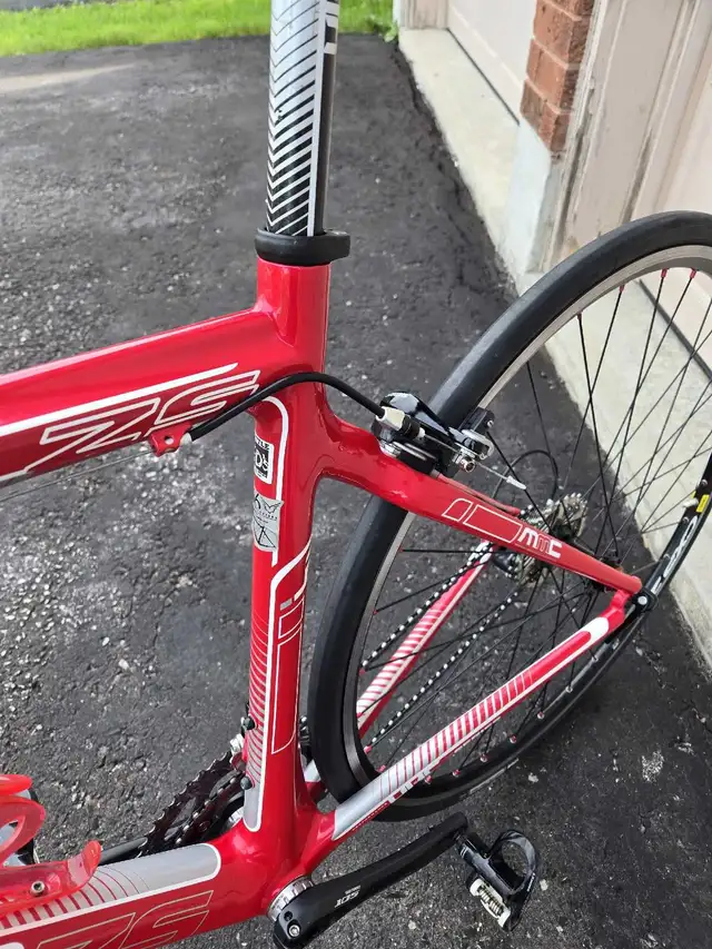 Felt Z5 road bike carbon.  in Road in Barrie - Image 6